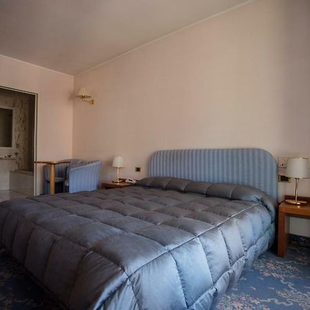 Hostellerie Du Cheval Blanc Aosta Exteriör bild