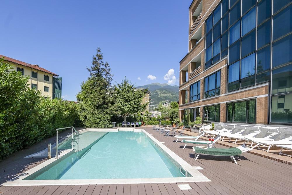 Hostellerie Du Cheval Blanc Aosta Exteriör bild