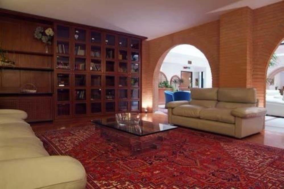 Hostellerie Du Cheval Blanc Aosta Inreriör bild